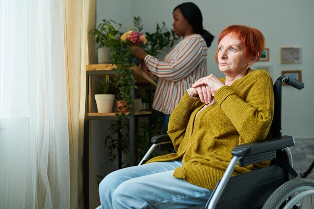 Photo elderly woman with disability sitting n wheelchair