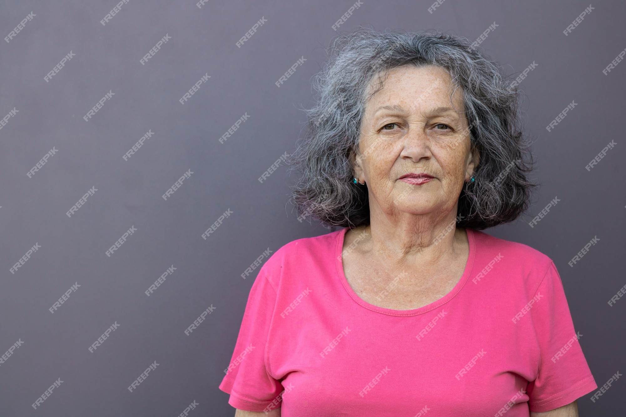 Elderly stylish granny caucasian mature woman using app on smartphone for  online shopping confused face expression. Chroma key background. Old  grandmother in fashion wearing browsing on mobile phone Stock Photo - Alamy