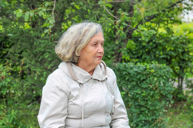 Пожилая женщина с седыми волосами тепло одета в прохладную погоду Пенсионный возраст