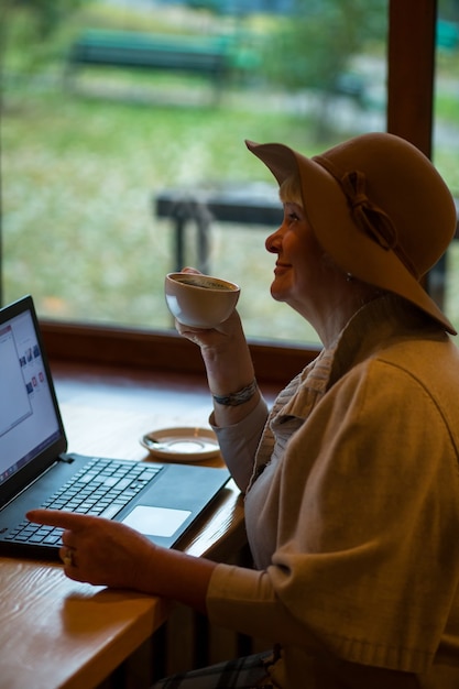 Donna anziana con un laptop