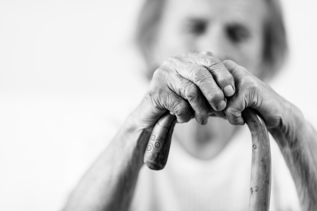 Photo elderly woman with a walking stick