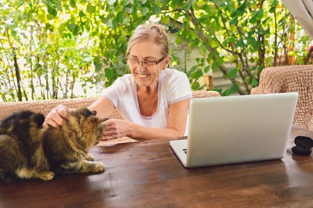 Donna anziana che lavora su un computer portatile