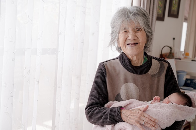 年配の女性と赤ちゃん