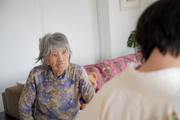 着物の着付け指導をする年配の女性