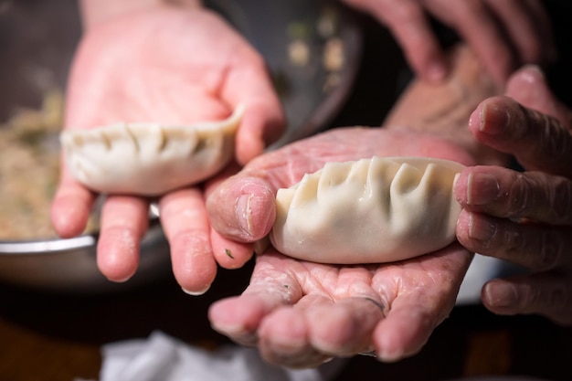 Foto anziani e giovani che fanno gnocchi