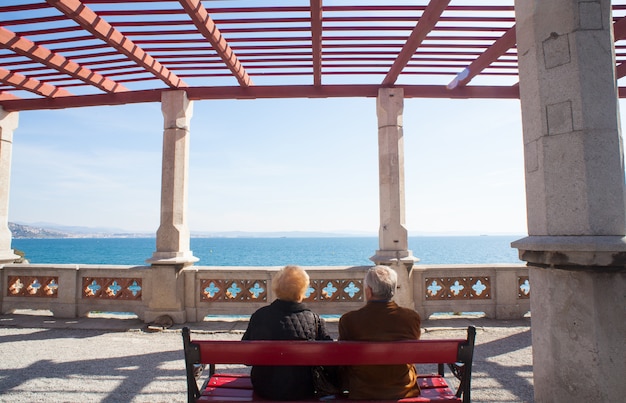 Photo elders sitting on a bench