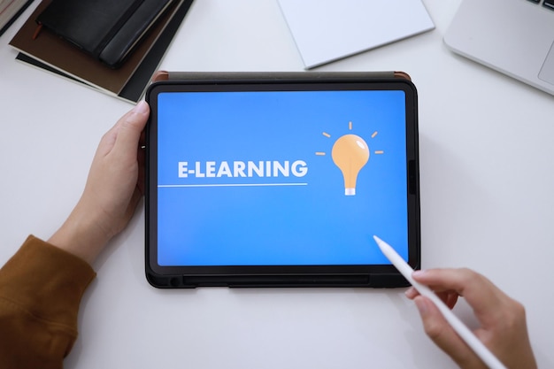 Фото Концепция elearning с веб-сайтом на планшете education internet technology webinar online