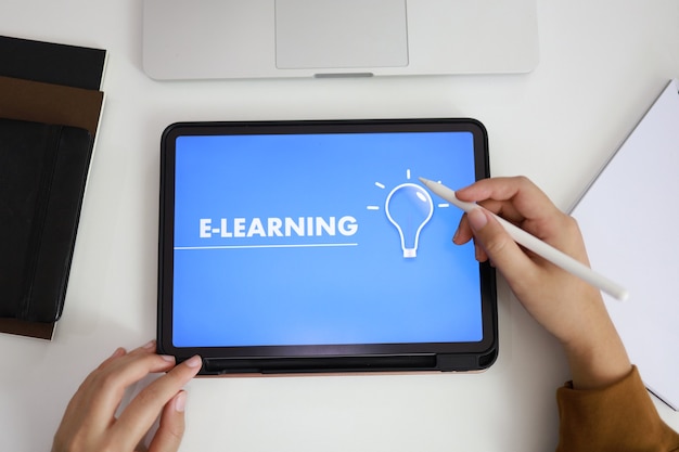 Foto concetto di e-learning con sito web su tablet