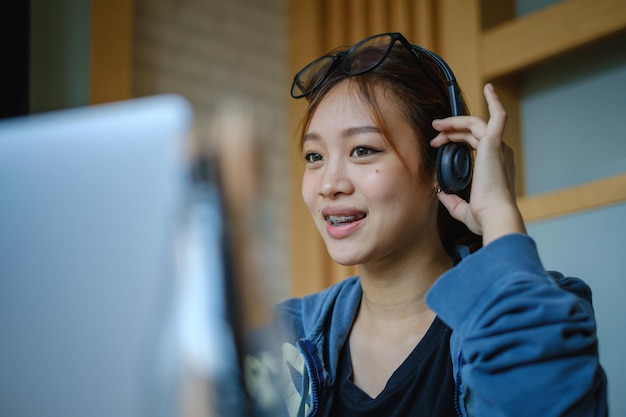 온라인 교육 및 인터넷 사회적 거리두기는 COVID19 바이러스 개념으로부터 보호합니다. 아시아 여성 학생 화상 회의는 집에서 노트북 컴퓨터로 교사와 함께 학습