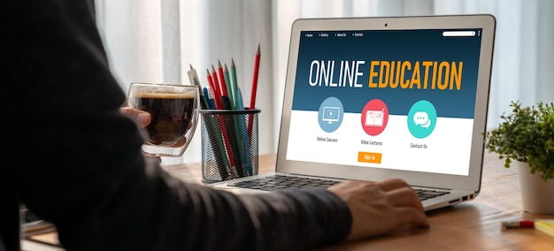 Foto sito web di elearning con un software modesto per consentire agli studenti di studiare su internet