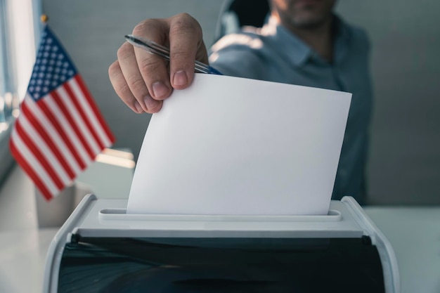 Foto elezione o referendum l'elettore degli stati uniti tiene la busta in mano sopra la bandiera degli stati uniti