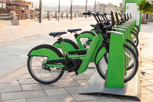 写真 市内中心部の路上駐車場で電動自転車をレンタル 環境にやさしい交通手段