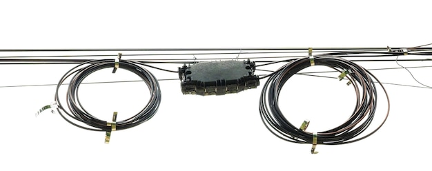 черный электрический кабель с закрученной формой изолирован на белом фоне
