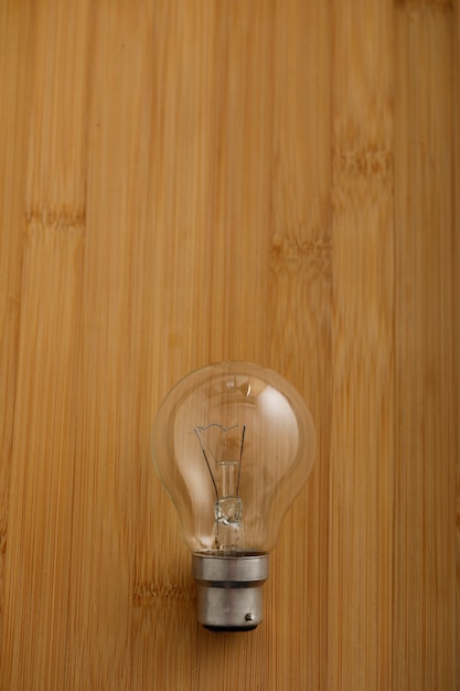 木製の背景上の電球