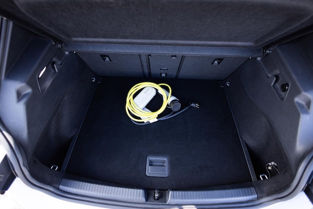 Foto caricabatterie per auto elettriche nel bagagliaio dell'auto bagagliaia dell'auto elettrica con cavi di ricarica interno dell'auto moderna