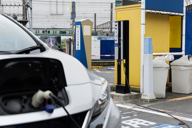 写真 駅で充電する電気自動車