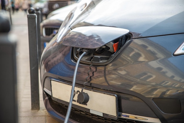 Ricarica di auto elettriche nel parcheggio in strada della città