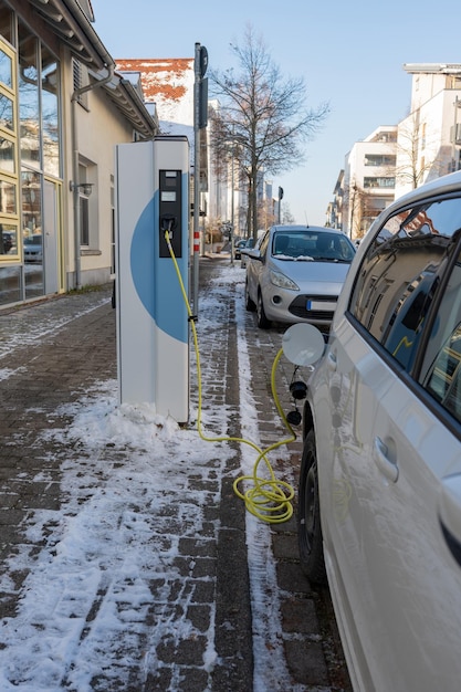 Фото Электрический автомобиль в зарядной станции концепция зеленой энергии и эко-энергии