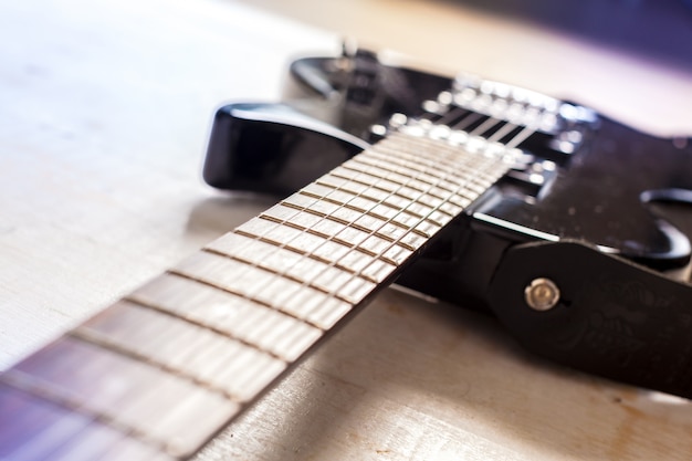 Foto chitarra elettrica sulla vecchia superficie di legno