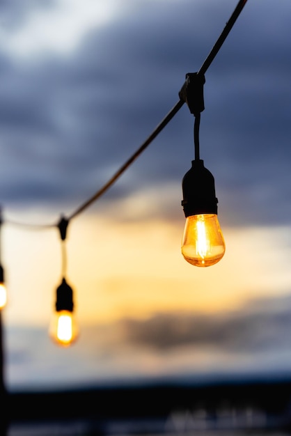 Foto lampada elettrica sullo sfondo del cielo al tramonto