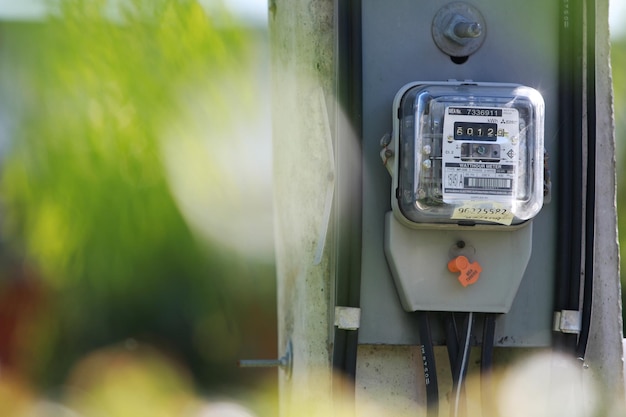 家庭用電気メーターを屋外でクローズアップ