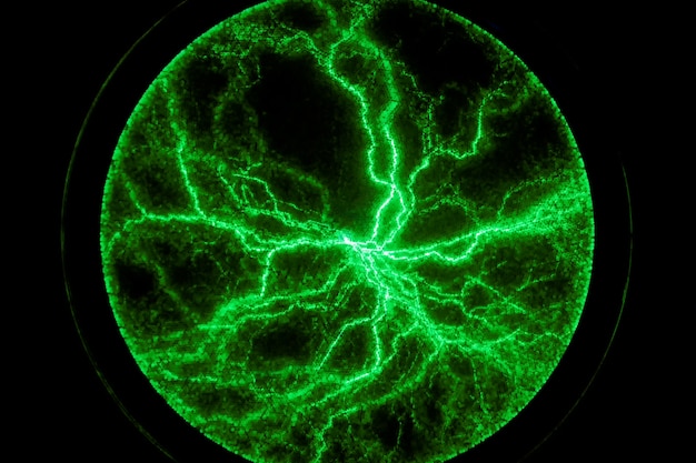 Sfera al plasma elettrica su uno sfondo scuro. modello elettrico statico