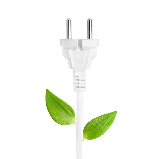 Фото Электрическая вилка с зелеными листьями концепция энергосбережения изолирована на белом фоне