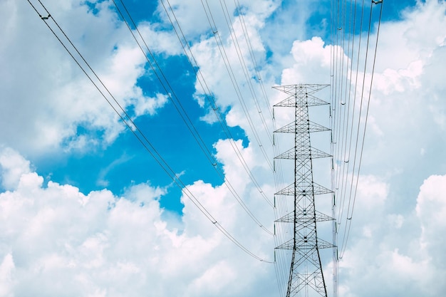 푸른 하늘 전기 포스트 고전압 타워 전력 전송에 대 한 전기 극 전력선 도시 지역으로