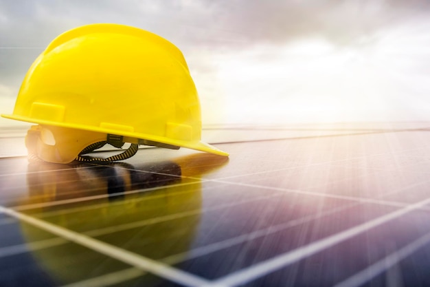 電力は非常に必要ですソーラーパネルを使って自分の電気を利用する太陽光発電に装着されたエンジニアのヘルメット