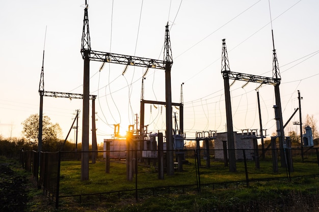 写真 日没時の変電所。高圧変圧器と電力線。電力供給