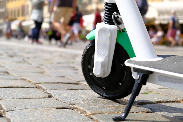 Электрический скутер на стоянке на тротуаре в старом центре города