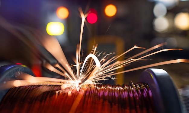 Foto scintille elettriche volano ai lati da un cortocircuito sulla bobina dal trasformatore nella sala strumenti