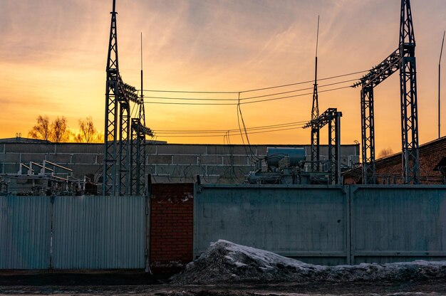 写真 夕陽の光に照らされた電気配電所