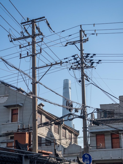 中国上海の電柱の電気および電話ケーブル