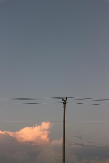 Foto torre elettrica con lo sfondo del cielo al mattino