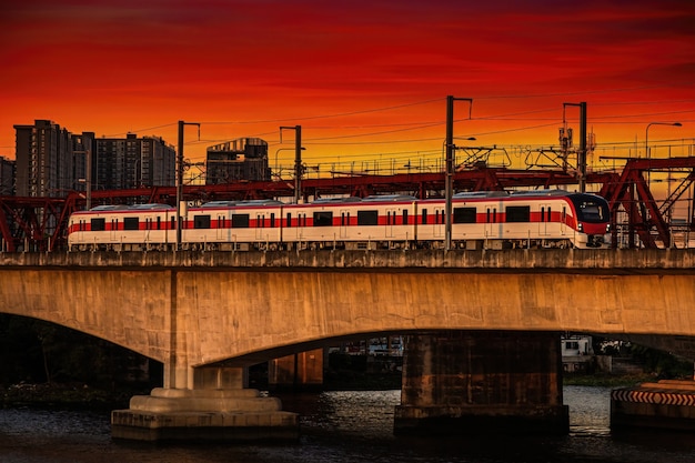 Фото Электричка пересекает реку