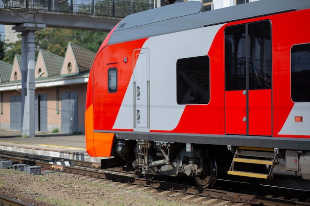 写真 ぼやけた背景に動いている電車の機関車