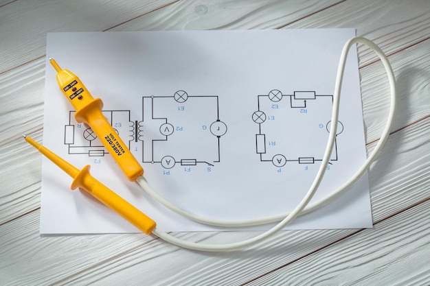 Foto progetto del tester per cavi elettrici su legno bianco vintage