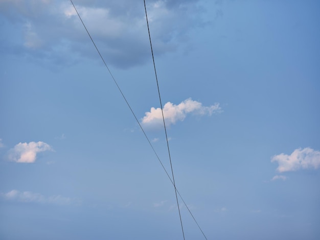 空を背景に電線