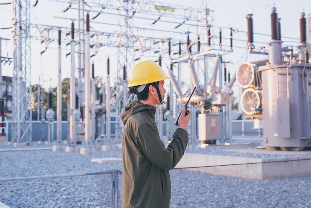 写真 変電所に立っている電気技師