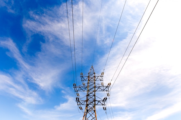 青い空に電気高電圧塔