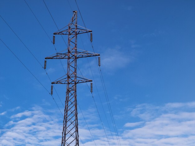 青空の背景に電気高電圧タワー