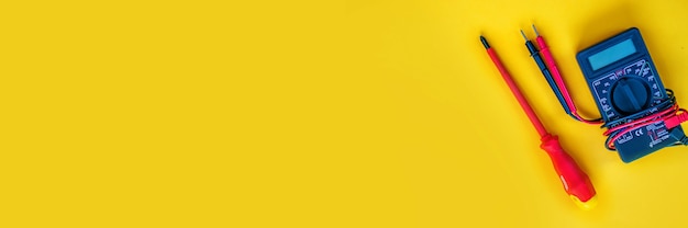 Электромонтажные измерительные инструменты инструменты на желтом фоне с копией пространства. место для текста. Выборочный фокус