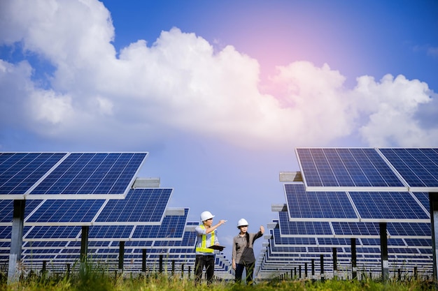 Foto tecnico di strumenti elettrici che controlla la manutenzione del sistema elettrico nel campo dei pannelli solari