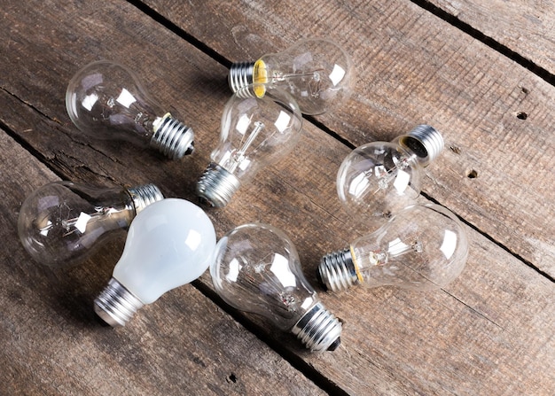 木製の背景の電球を近づける