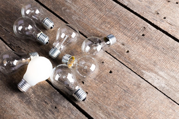 木製の背景の電球を近づける