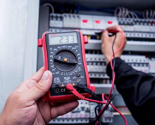 Electrical measurements with multimeter tester