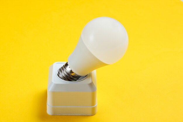 Фото Электрическая розетка и светодиодная лампочка