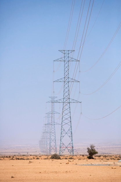 タタ モロッコの近くの砂漠を横切る送電鉄塔