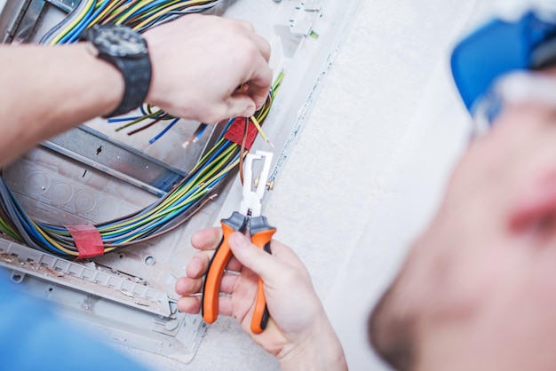 写真 電気技師とその仕事